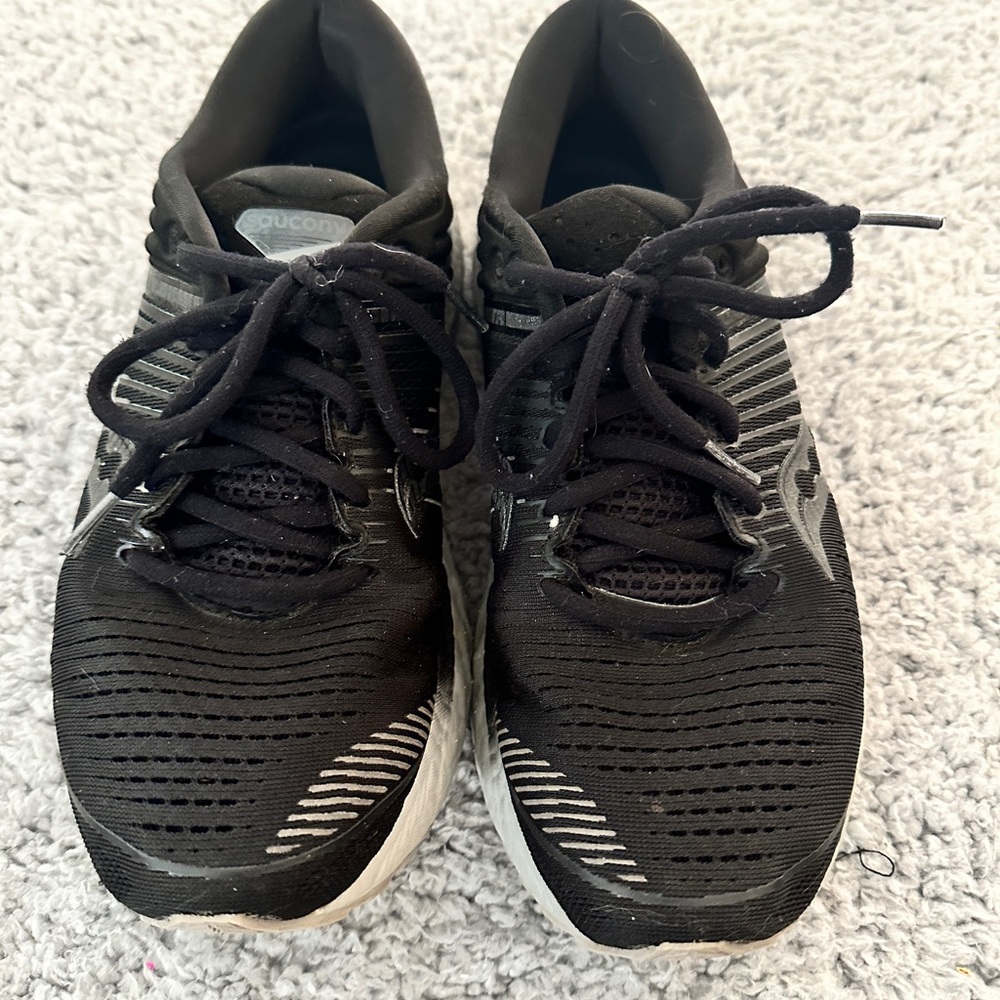 Black Saucony Triumph 17 size women’s 8.5